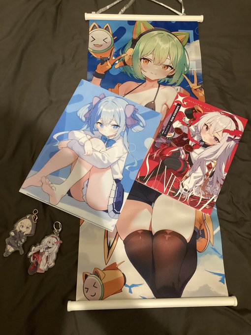 一通り新刊セット届きました、タペストリー含めてこんな感じになります! 