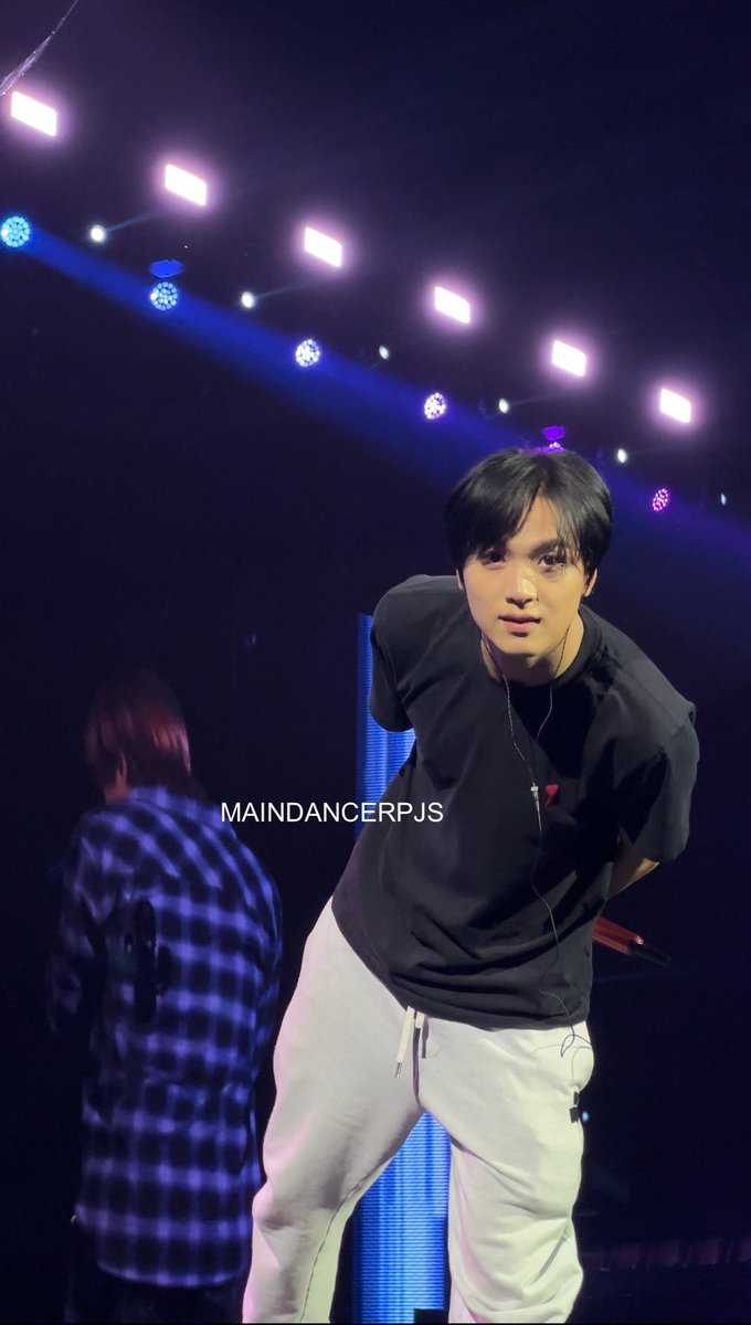 MAINDANCERPJS's tweet photo. uh..... hyuck..........? https://t.co/AgMkYJc2Tw