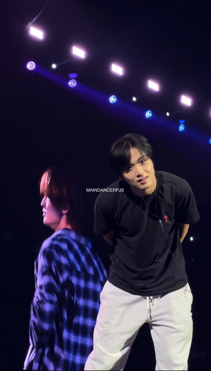 MAINDANCERPJS's tweet photo. uh..... hyuck..........? https://t.co/AgMkYJc2Tw