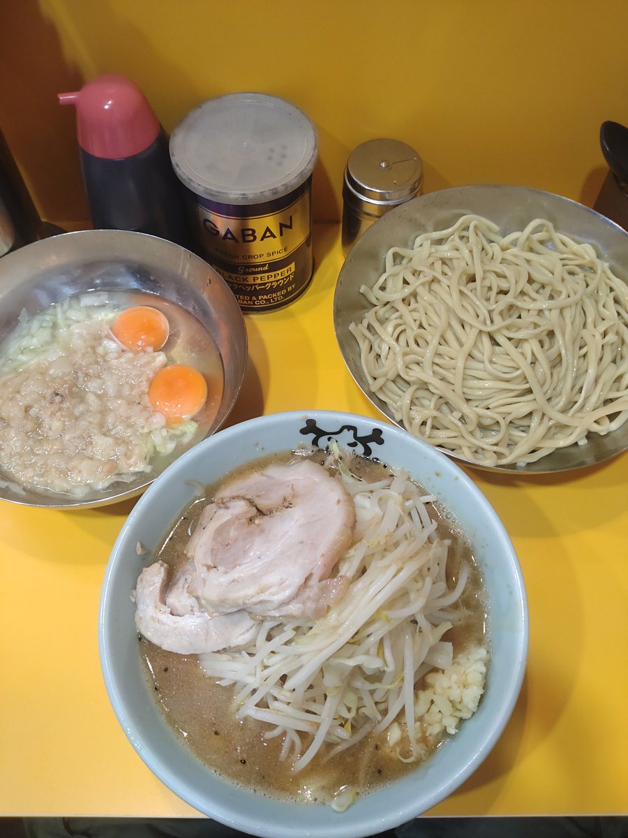 ラーメン二郎八王子野猿街道店2

シークヮーサーつけ麺+アブラ過多ブラ
ﾆﾝﾆｸｽｺｼ

盆休み突入で久しぶりに野猿に凸🚙💨
最近タイミング合わずで中々来れなかったが今年もシーク食べれて良かった😁
この爽やかな酸味のつけ汁が暑い夏にピッタリ😋
ご馳走様でした🙏🥰