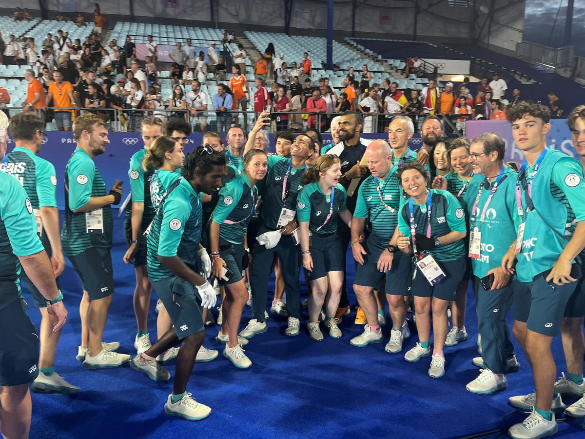 Such a class act from <a href="/16Sreejesh/">sreejesh p r</a> who stopped to thank the #hockeyvolunteers including our own Neil Kirby. Congrats on your 🥉 👏🏻👏🏻👏🏻 #olympichockey <a href="/Paris2024/">Paris 2024</a>