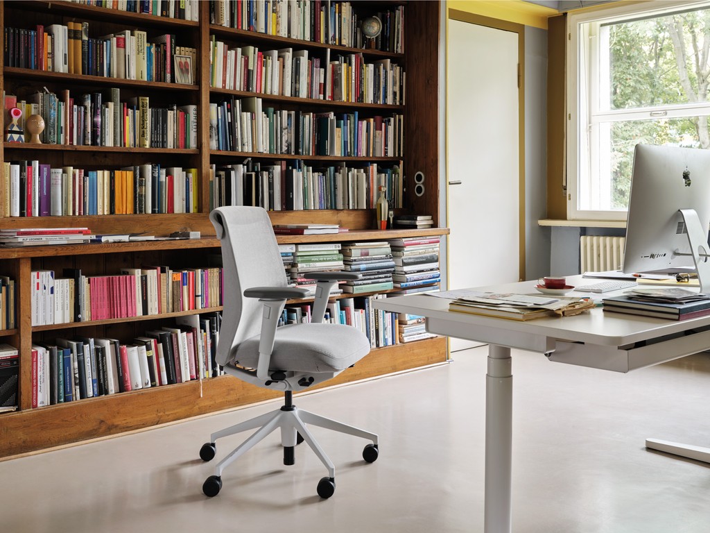 The innovative backrest construction of the office chair ID Cloud by Antonio Citterio provides a new sitting experience: the combination of an ergonomic shell and a breathable membrane adapts to the shape of the back and flexibly follows its movements.

vitra.com/product/detail…