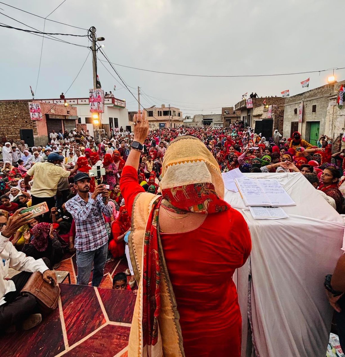 anita_dhull's tweet image. ना रुकेंगे ना झुकेंगे
नारी हक़ के लिए लड़ते रहेंगे।✊ 

@Kumari_Selja @LambaAlka @SudhaHpmc @MahilaCongress 
#NariNyayAndolan 
#NariMangeNyay