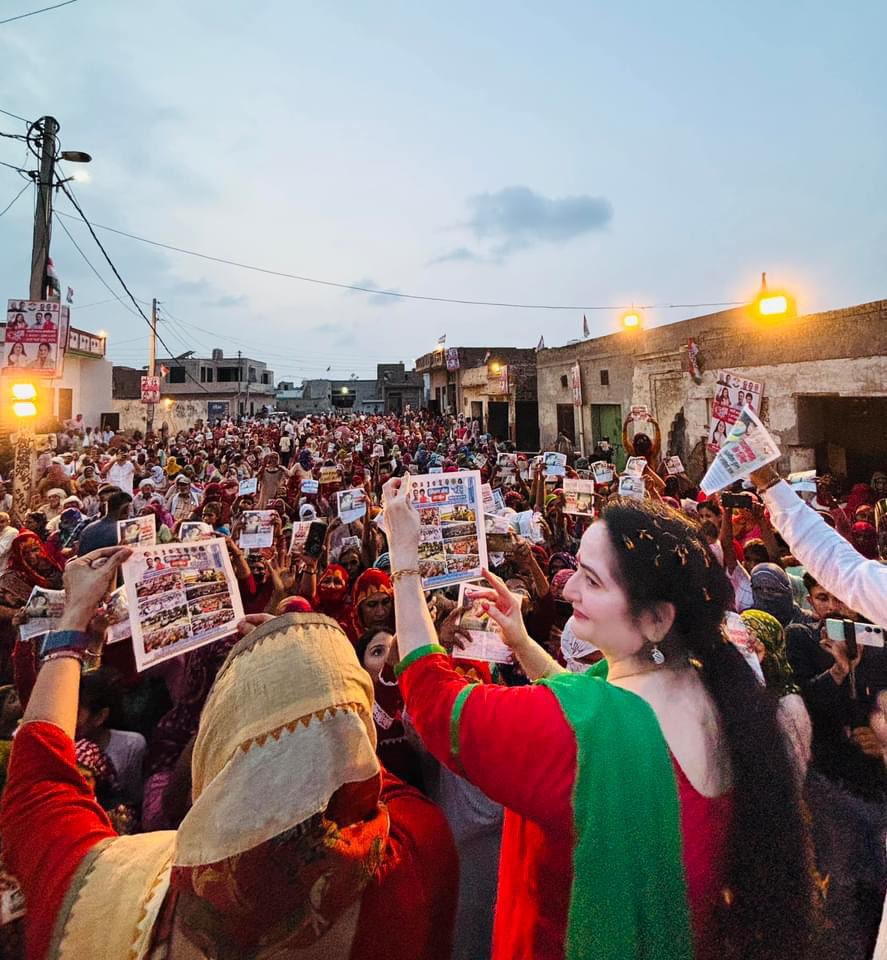 anita_dhull's tweet image. ना रुकेंगे ना झुकेंगे
नारी हक़ के लिए लड़ते रहेंगे।✊ 

@Kumari_Selja @LambaAlka @SudhaHpmc @MahilaCongress 
#NariNyayAndolan 
#NariMangeNyay