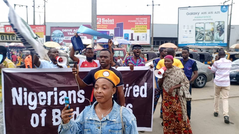 saomot2000's tweet photo. | Oyo is live & kicking with #EndBadGovernanceInNigeria #Day10 & #RevolutionNow is loading to birth a new egalitarian Nigeria for us all.
Never sit idly waiting for messiahs; be the change/leader you desire.
#ReferendumNow #ConstitutionNow #DaysOfRage #DaysOfHope https://t.co/RaKOk9c0TG