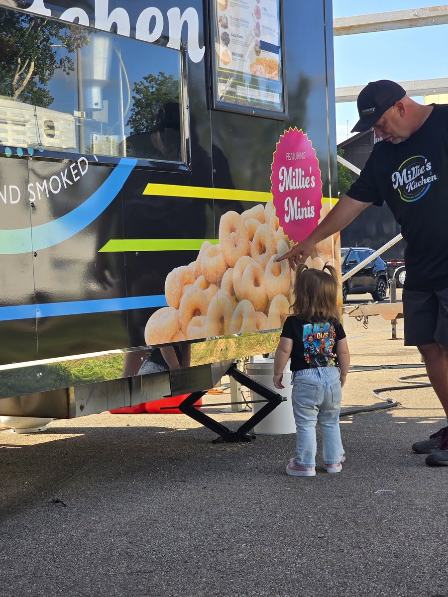 MilliesKitch's tweet photo. The boss stopped by for some QC tonight rockin one of her favorite drivers &amp; pup! 😎 
She wants to make sure you all know we'll be open tomorrow at 10:30 for our last day of the Nats! Fried bologna &amp; egg sandwiches and donuts for brunch 🍩🍳🥪
#NOSvilleNationals @knoxvilleraces https://t.co/zdYbMx6Xk3