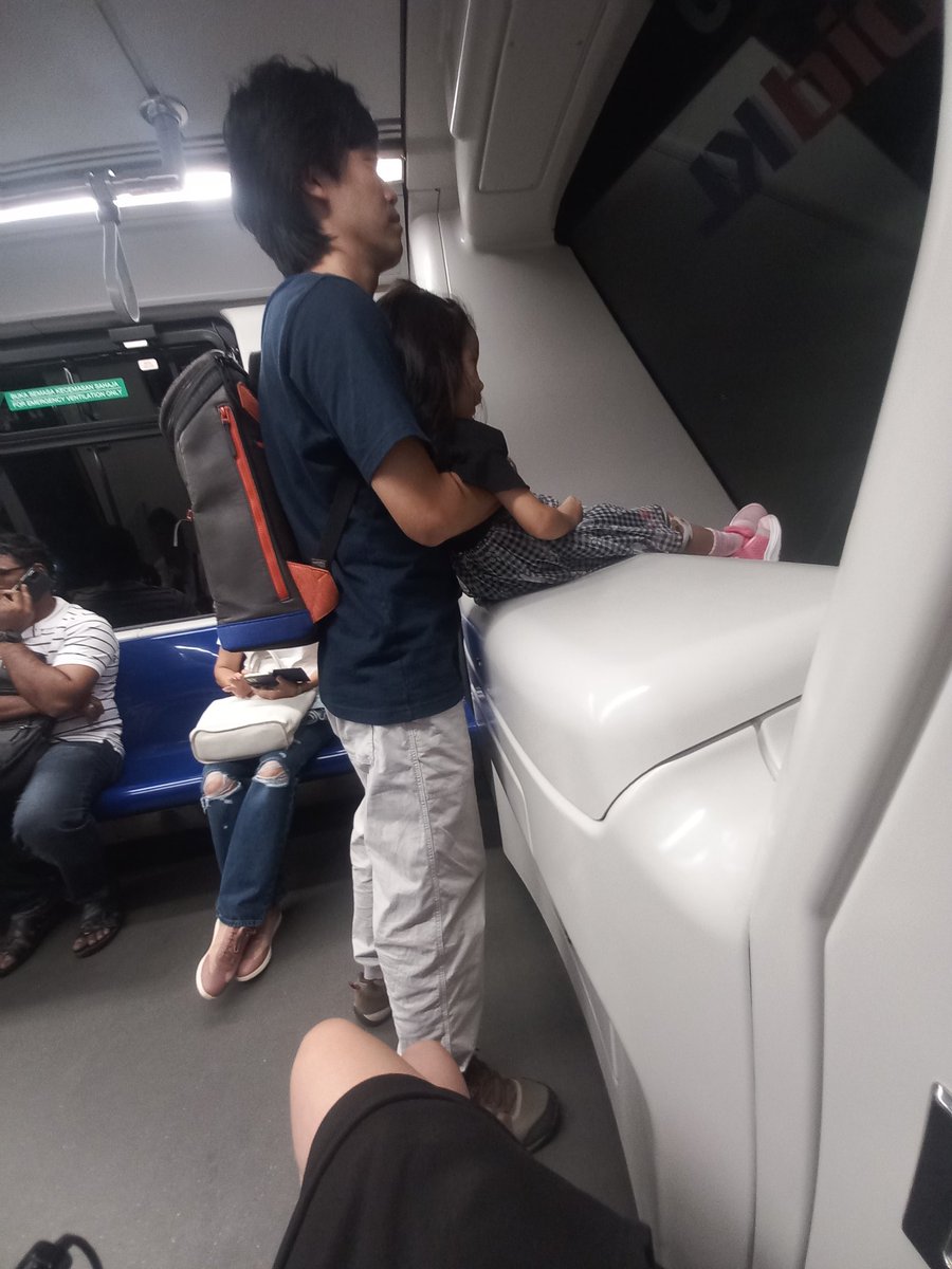 moky0780's tweet photo. @askrapidkl ni bukan tak boleh duduk ke? Lrt kelana jaya lane ke gombak https://t.co/JK8Yh5Cftb