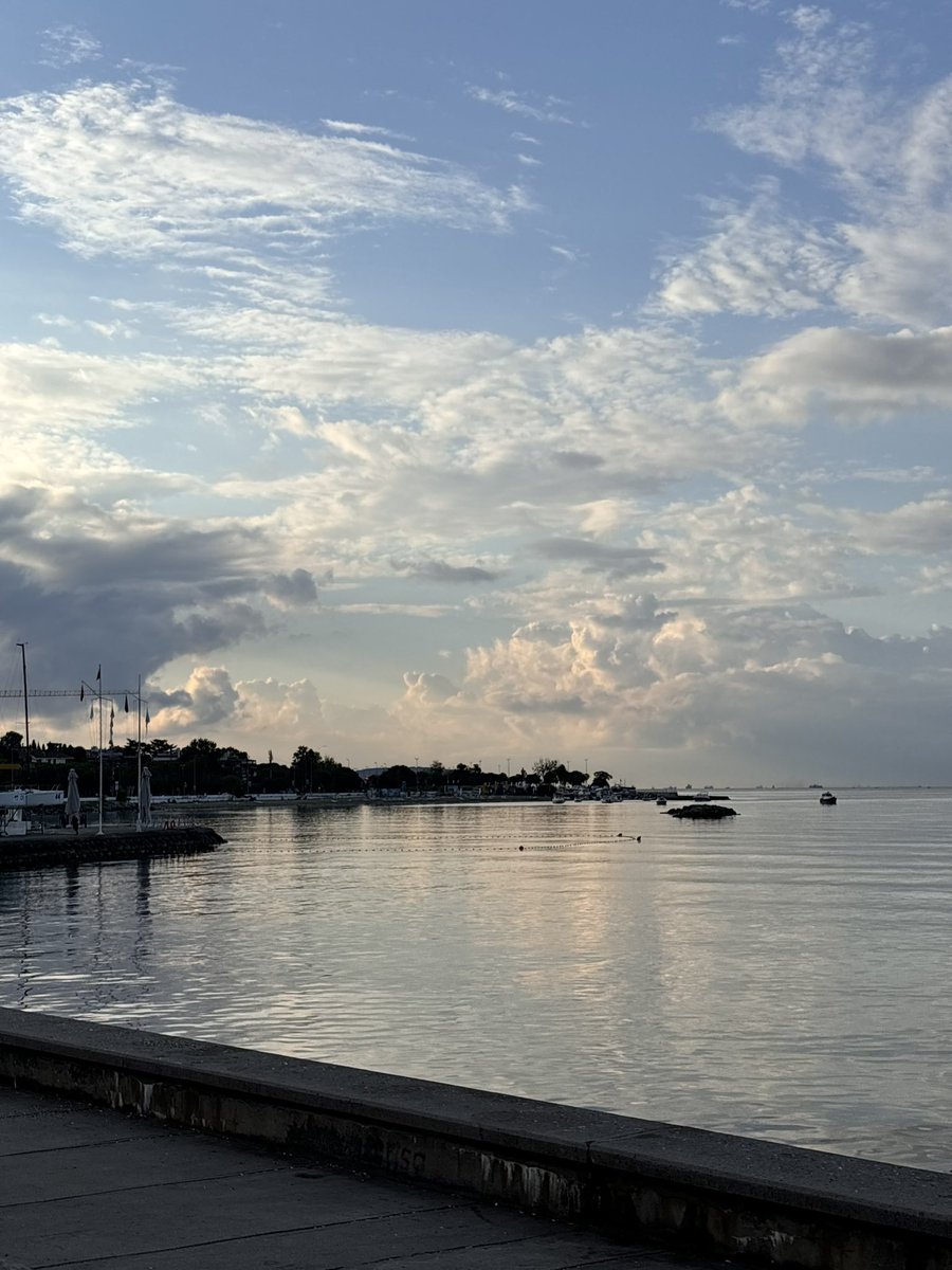 GiizemAcar's tweet photo. Ctesi sabahı saat 6buçuk, Caddebostan sahil. Kano yapanlar , koşanlar. Sabah insanı enerjisini seviyorum. https://t.co/hABTP8rFPi