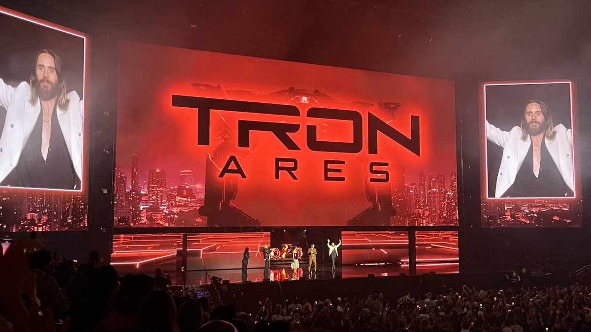 DisneyAnalysiFR's tweet photo. [EN DIRECT - #D232024] Jared Leto arrive sur scène pour #TronAres, au cinéma en 2025 !

Source de l’image : @empiremagazine 

#D23 #DisneyD23 #DisneyTwentyThree https://t.co/QndRUv5ueI