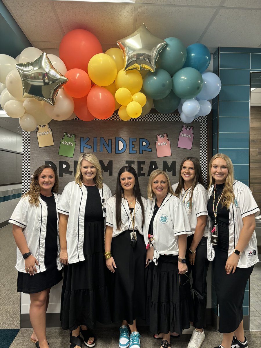 BrookeRabe1's tweet photo. Ready to start year 4 alongside these lovely ladies! 🌟#MeetTheTeacher #DreamTeam https://t.co/kjF3fbMmPj