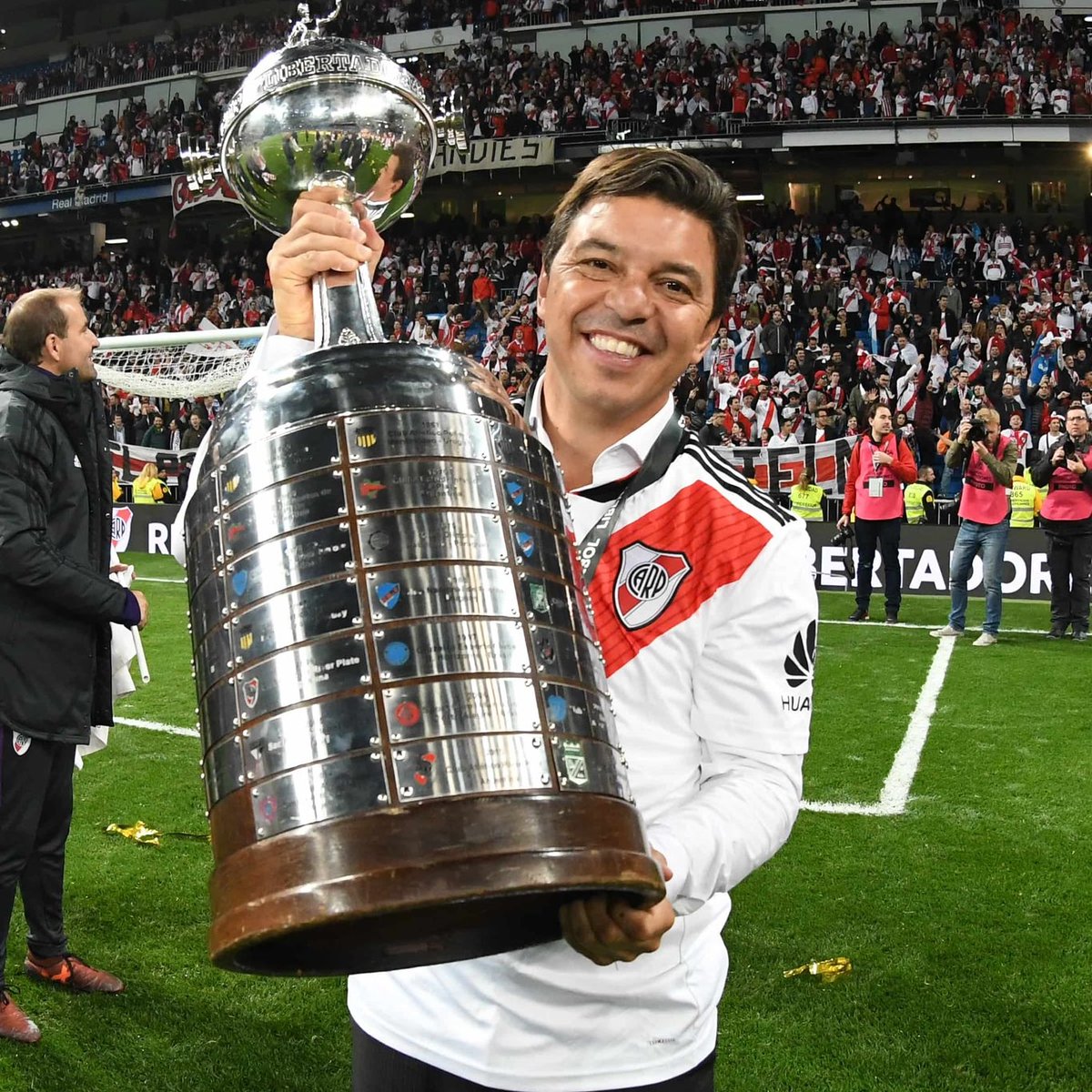 Nicoo0_21's tweet image. 🚨BUSCO CUENTAS DE RIVER🚨

Ninguna cuenta de river debería tener menos de 2000 seguidores.👥

Por lo tanto si sos de river y me seguis, te devuelvo follow.

Comenta y sigue a los q te den MG.

Me ayudas con un RT🔁 o das MG❤️