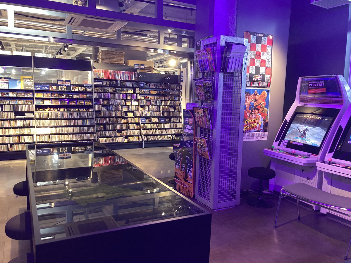 BEERTRAVEL1's tweet photo. ふらっと立ち寄ったけど飲みながらゲーム無料なんて悶絶。
プレモルを基調に、攻殻機動隊コラボの缶ビールもありました。

メタルスラッグ3を66回コンティニューしてクリア(^^;;
ストXもやったけど、腕が落ちまくっててアッパー昇竜拳が出せないという。 https://t.co/dltbjMWdrp