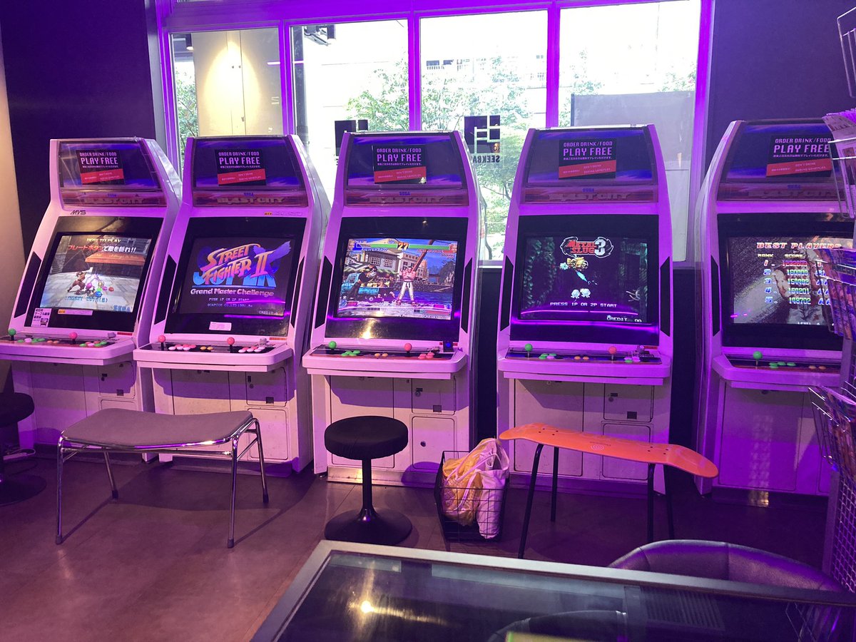 BEERTRAVEL1's tweet photo. ふらっと立ち寄ったけど飲みながらゲーム無料なんて悶絶。
プレモルを基調に、攻殻機動隊コラボの缶ビールもありました。

メタルスラッグ3を66回コンティニューしてクリア(^^;;
ストXもやったけど、腕が落ちまくっててアッパー昇竜拳が出せないという。 https://t.co/dltbjMWdrp