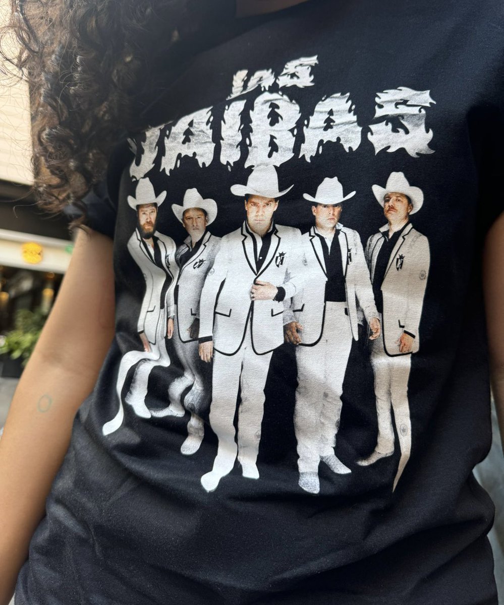 Deelhi's tweet photo. I made a shirt of my favorite band, Las Jaibas ❤️‍🔥✨ @TheHives https://t.co/MJpJCc1wz5