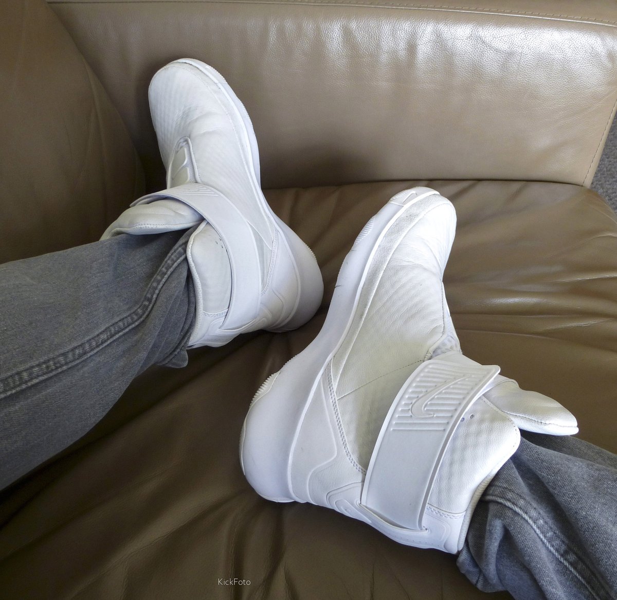 soletrade's tweet image. Nike Swoosh Hunter - White 2016