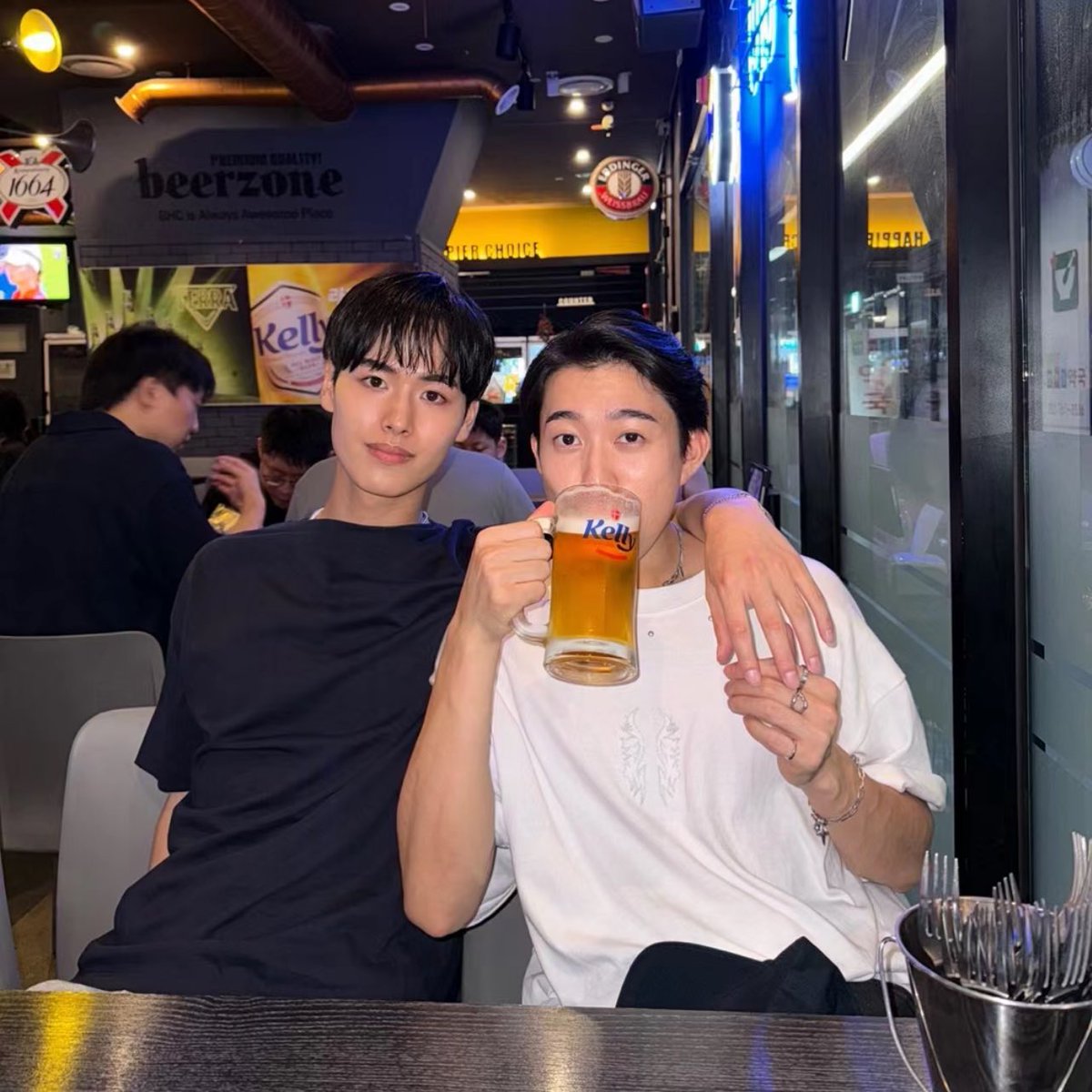 kimjeon42's tweet photo. ไดมาลงรูปคู่ในเสี่ยวหงซู แล้วมาสามรูปจุกๆ คลั่งรักกันเว่อ 😭😭😭

#theboyfriend #daishun https://t.co/Dx56rMrpyi