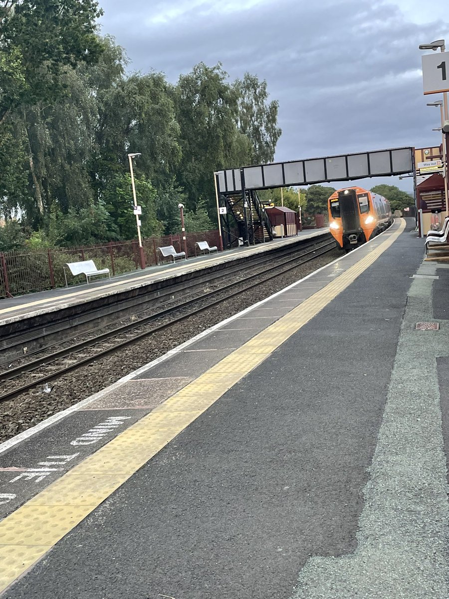 OUFCEXILE's tweet image. First game of the season, early start. #coyy