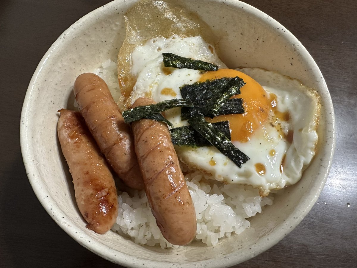 SougoRailway's tweet photo. 食べた。海苔は太め。
#シュガド
#ウィンナー目玉焼き丼
#唯純メシ https://t.co/UnnCY2Xgt9