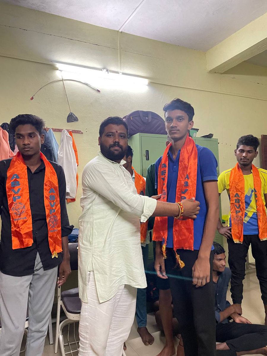 ABVPVidarbha's tweet photo. अखिल भारतीय विद्यार्थी परिषद रामटेक नगरातील जनजाती विद्यार्थ्यांचे शासकीय वस्तीगृह येथे वस्तीगृह समिती घोषणा करण्यात आली. त्यात वस्तीगृह प्रमुख म्हणून योगेश कोडवते याला जबाबदारी देण्यात आली, यावेळी वर्धा व यवतमाळ विभाग संघटन मंत्री मनोजजी साबळे तसेच नगरमंत्री रितिक आकरे, नगर वस्तीगृह प्रमुख आदर्श तिवारी आणि नगरातील कार्यकर्ते व वस्तीगृहातील विद्यार्थी कार्यकर्ते उपस्थित होते.