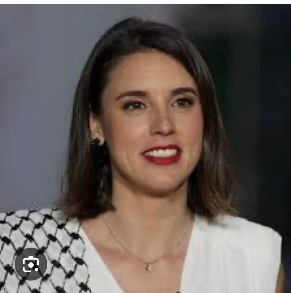 MaritxuDeusto's tweet image. Tú que criticas a una mujer muy preparada, que mientras se sacaba una carrera con matrículas de honor, trabajó honestamente de cajera como han hecho miles de jóvenes en España.. votas a una lerda que le cuesta juntar dos frases.. venga háztelo mirar 🤭🤭🤭🤭