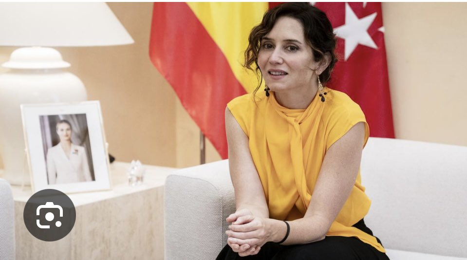 MaritxuDeusto's tweet image. Tú que criticas a una mujer muy preparada, que mientras se sacaba una carrera con matrículas de honor, trabajó honestamente de cajera como han hecho miles de jóvenes en España.. votas a una lerda que le cuesta juntar dos frases.. venga háztelo mirar 🤭🤭🤭🤭