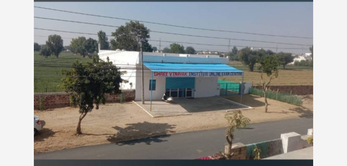 DrMehtaOfficial's tweet photo. When I saw it for the first time, it looked like a house, then I came to know that it is an exam centre for NEET PG.
Salute to NBE 🫡
Giving a small exam centre in the middle of fields is nothing less than a scam.
Location is Jodhpur!
What a scene @JPNadda ji
#NEET2024 
#NEETPG https://t.co/rajgqnS9MV