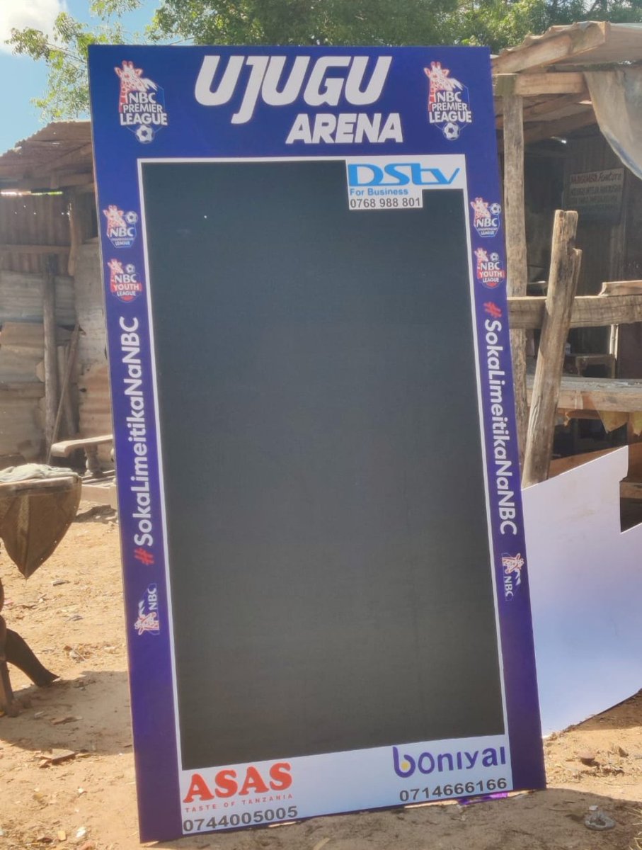 Ujuguhapa's tweet photo. Je wajua 

Ujugu wa Ujugu Arena hakuwahi kufikiria kabisa kama ubao wake wa mechi unaweza ukawa na wadhamini wa makampuni mbalimbali ya biashara alikua anajiandikia kuvutia biashara yake 
Na lengo la kupost mitandaon ilikua kupata wateja wa mbali zaidi sio wa palepale mtaani kwake 
Hadi alipo pigiwa cm na kampuni ya ASAS kwa mara ya kwanza 
Na mkataba wake na ASAS ni wa  milele Amina 😂

#ElimikaWikiendi UjuguHapa