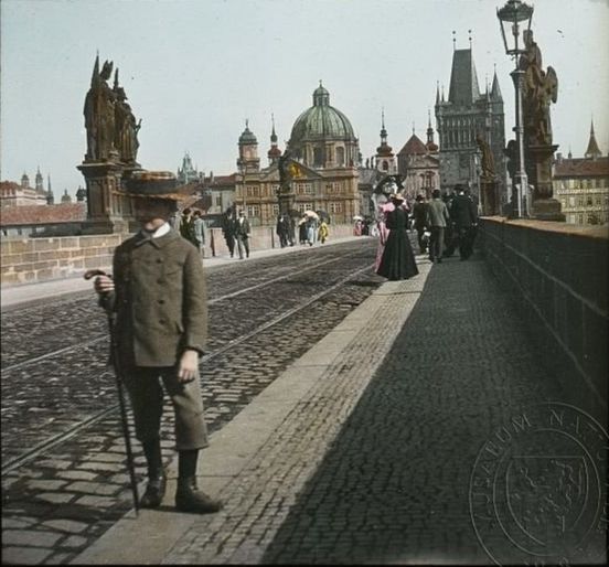 Prazskepribehy's tweet photo. Dobová móda na Karlově mostě, přelom 19. a 20. století. Sbírka NM. https://t.co/ElhMVJHq5M