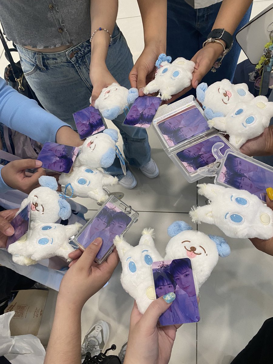 mini jenrenist meetup just happened 🥹🩵💛