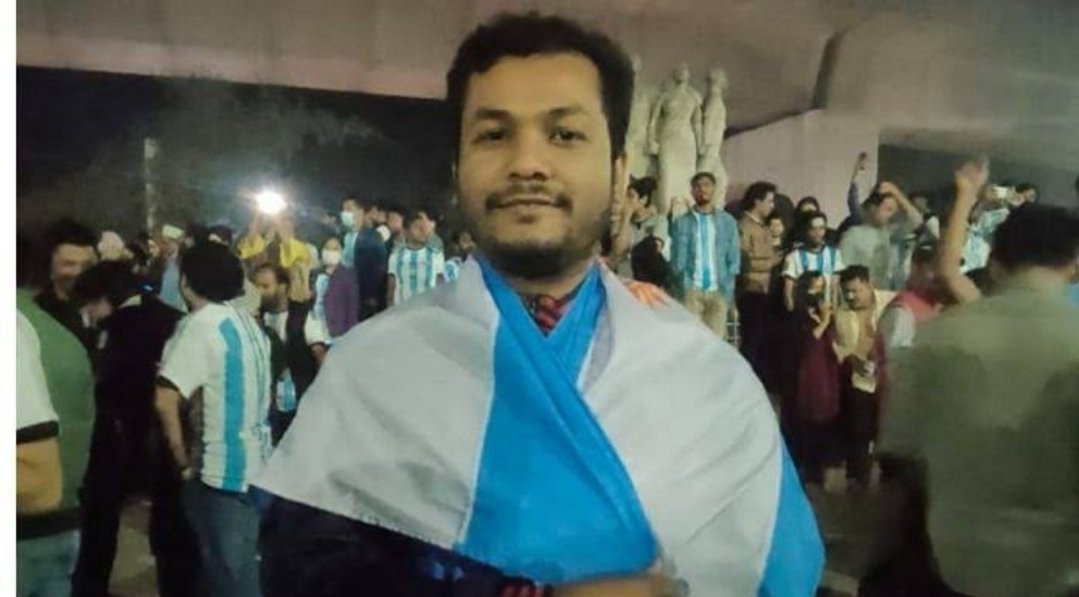 epanchjanya's tweet image. ये हैं बांग्लादेश के हिन्दू नीलेश बिस्वास!

नीलेश बिस्वास ढाका यूनिवर्सिटी के छात्र हैं।

जब बांग्लादेश में आरक्षण आंदोलन शुरू हुआ तब मुसलमानों के साथ इन्होंने भी बढ़-चढ़कर हिस्सा लिया।

अब मुसलमानों से ही इन्हें और इनके परिवार को जान से मारने की धमकी मिल रही है।

नीलेश ने कहा…