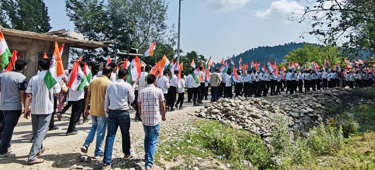 bdo_shopian's tweet photo. Tiranga Rally at Block Keller...
All officials of Tehsil  ,students and citizen took part in and pledge to honour Tricolour..

@diprjk 
@listenshahid 
@FazLulhaseeb
@dmshopian
@CharakQadeer https://t.co/r19IJIhJMR