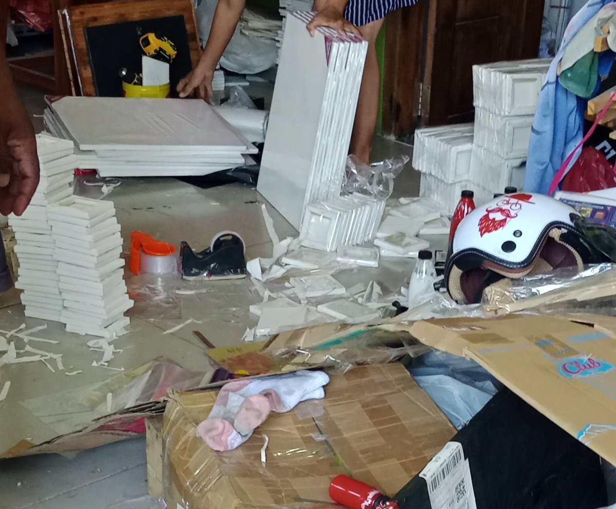 sleepysloopie's tweet photo. Wkwkwk tadii aku beli kanvas 10 x 10 cm buat tugas amerta kaan, karenaa toko onlinenya libuur jadi aku datengin offlinenyaa, terus bapaknya cerita kalau orderan kemarin sampe 900+ jadi tokonya ditutup T_T emang maba unair inii 😅, sehat sehat yaa pak bu 😫🙇🏻‍♀️ https://t.co/UKJXuuLxrL