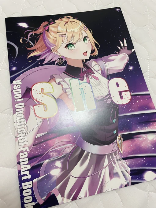 新刊とタペストリーこんな感じ!めちゃ良き 