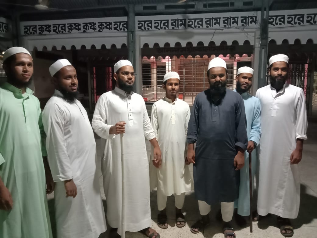 শহরের জ্যাম নিরসন, মডেল থানা পরিষ্কার ও মন্দির পাহাড়ায় দায়িত্ব পালন করে যাচ্ছেন: বিভিন্ন শ্রেণির শিক্ষার্থী ও সংগঠন