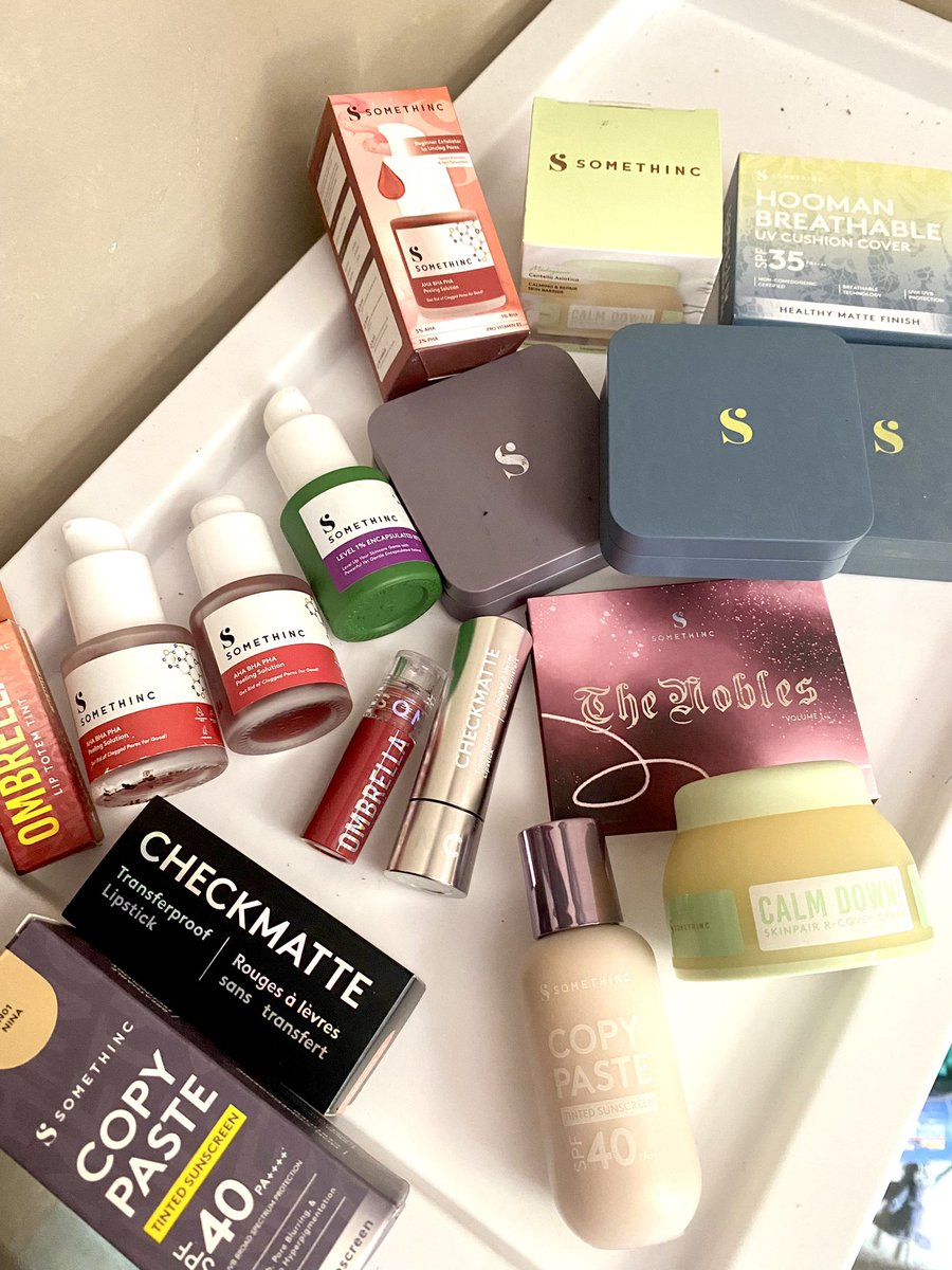 cloudy_yyey's tweet photo. Kali ini aku bucinnya ke @Somethinc4u dulu yaa.
Udah koleksi segini banyak produk somethinc, masa masih ga dibilang bucin??? 
Jgn biarin aku bucin sendirian yaa, karena bucin sendiri itu menyakitkan 😂

#Somethincsquad #SomethincTown #Bucinsomethinc #CalonThinczens2024 https://t.co/4S8uFYdYWP
