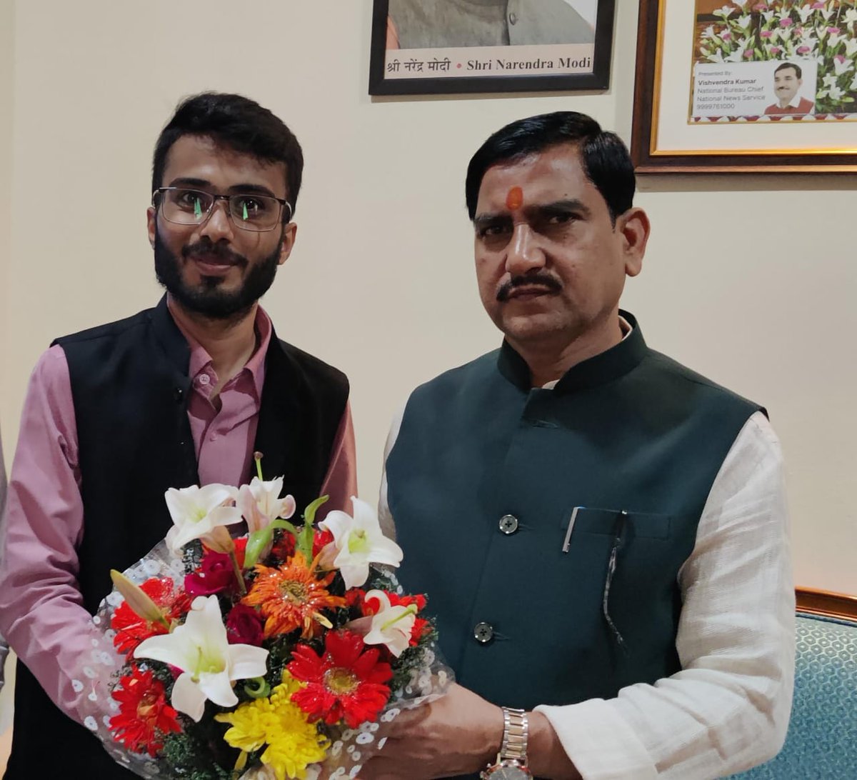 AdityaTrivedico's tweet photo. Pleasure meeting Hon'ble @Tokhansahu2 ji , MoS, @MoHUA_India 

#chattisgarh #mohua https://t.co/tBX4ZZVaBB