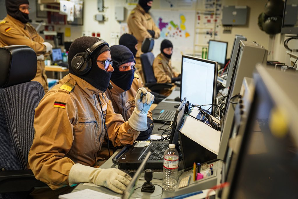 deu_flotilla2's tweet photo. Warum trägt man eigentlich im #Gefecht an Bord #Flammschutz? Der Flammschutz ist aus feuerfesten, hitzebeständigen #Textilfasern hergestellt. Dieser schützt u.a. bei einem Treffer bzw. explosionsartigen Entzündungen vor #Verbrennungen an Händen, am Hals & im Gesicht.
#IPD24 https://t.co/FnmDhoMAIn