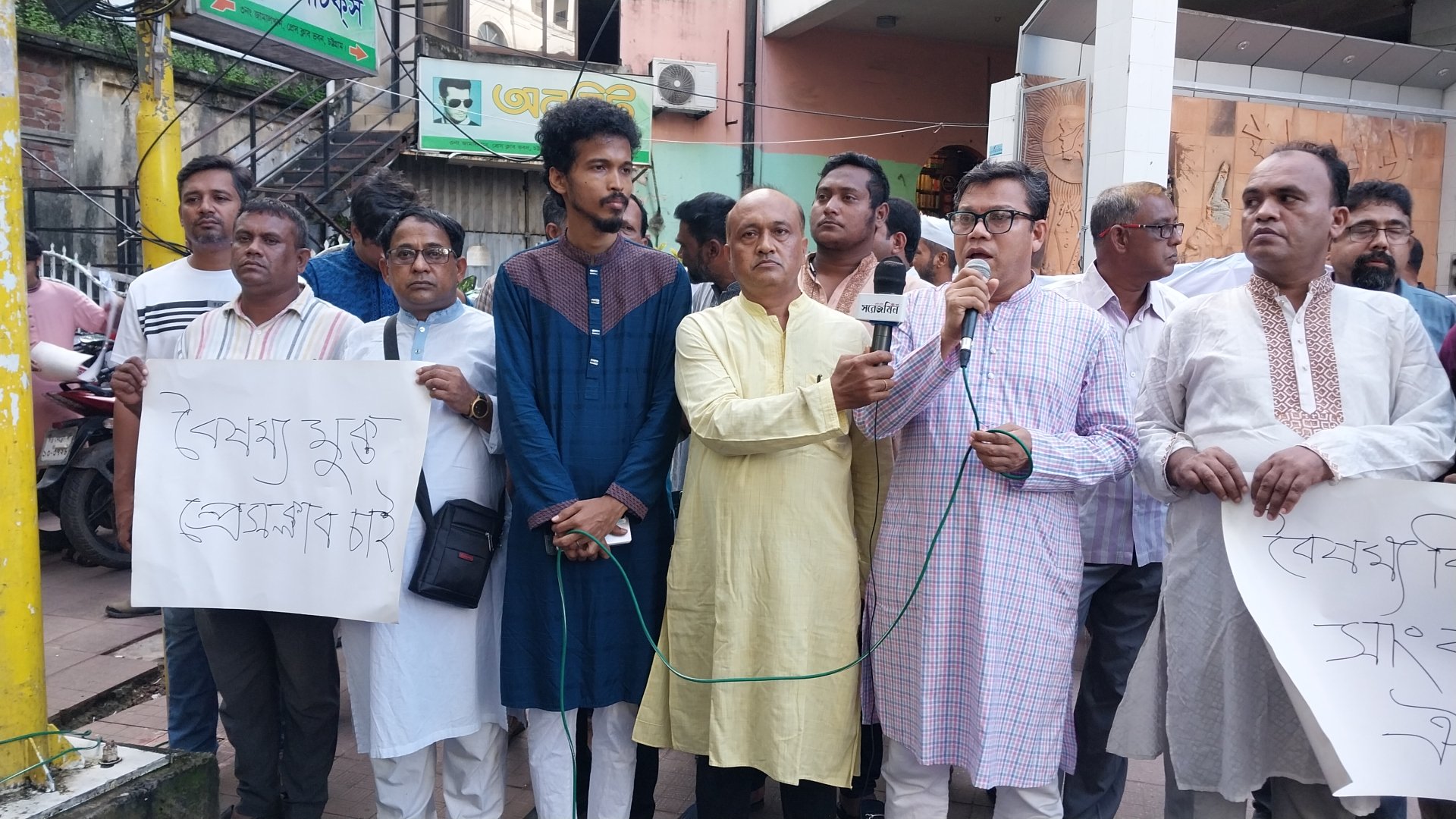 প্রেসক্লাবের বিলুপ্ত কমিটির অপতৎপরতা ঠেকাতে ও দূর্নীতিগ্রস্থ সাংবাদিক নেতাদের গ্রেফতারের দাবীতে মানববন্ধন অনুষ্ঠিত