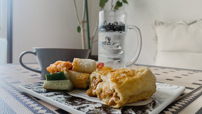 ワァイ水木さんのおごり夏ランチプレートだぁい‼︎🎐🍙☀️ 献立：豆腐と玉葱の卵スープ、辛子ちくわ胡瓜、キムチ、きょんさん家のトマトマリネ、納豆卵巻き https://t.co/HGhMAzOj0B