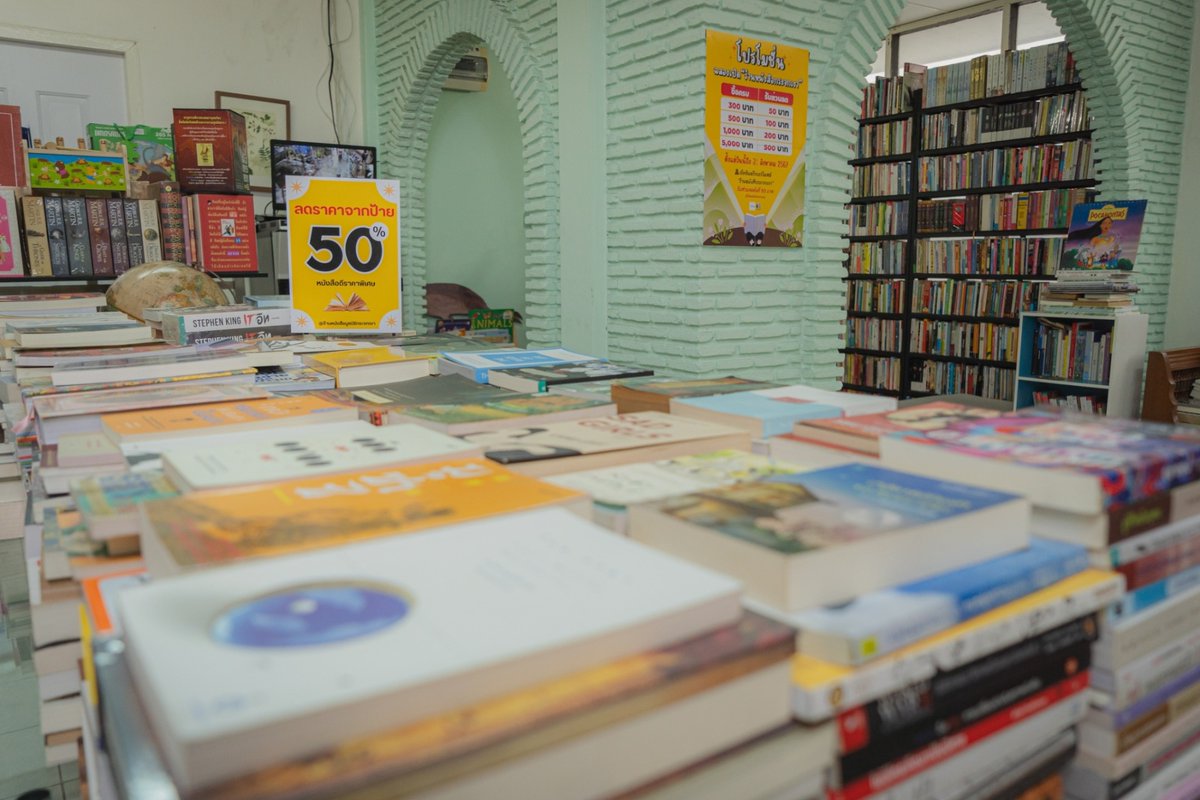 Mirror_org's tweet photo. เปิดแล้วจ้า!!! ‘ร้านหนังสือมูลนิธิกระจกเงา’
พื้นที่หมุนเวียนหนังสือ
ให้การอ่านไม่มีวันตาย 📷📷
ให้ทุกค���เข้าถึงหนังสือได้แบบจุกๆ
.
พิเศษ!! วันแรกของการเปิดร้าน
มีกิจกรรม หนังสือเล่มละ 1 บาท
โปรโมชั่นส่วนลดตลอดเดือน
และแจกฟรีหนังสือนิทานเด็ก
สำหรับคุณพ่อคุณแม่ที่จูงมือลูกๆ มาซื้อหนังสือ
—————————
หลายสิบปี
ที่หนังสือจากโครงการอ่านสร้างชาติ มูลนิธิกระจกเงา
ออกเดินทางตั้งแต่บ้านผู้บริจาค ไปหาเด็กๆ
ไปสร้างห้องสมุด จัดกิจกรรมนักอ่าน
จัดทำหนังสือนิทานภาพ กระจายชุมชน
.
หลายสิบปีเช่นกัน ที่หนังสือดีถูกรวมไว้
ตั้งแต่นิทาน, วรรณกรรม, นวนิยาย,
ประวัติศาสตร์, ธรรมะ, สารคดี, เร���่องสั้น ฯลฯ
เพื่อสร้างเป็นพื้นที่ประจำของการอ่าน
ให้นักอ่านทุกช่วงวัย
.
จนวันนี้เกิดเป็น
“ร้านหนังสือมูลนิธิกระจกเงา”
ตั้งอยู่ที่ ซอยวิภาวดี 62 แยก 4-7
(ตรงข้ามศูนย์รับบริจาคมูลนิธิกระจกเงา)
เปิดทุกวัน ตั้งแต่เวลา 10.30 - 18.30น.
.
ที่นี่คุณอาจได้เจอหนังสือที่ใช่
ปรากฏขึ้นในซอกหลีบหนึ่งของชั้นวาง
รอให้คุณหยิบ แล้วหย่อนตัวลงสักที่บริเวณร้าน
เพื่ออ่านมันจนจบ
.
หรือคุณจะหยิบมันกลับบ้านไปด้วยกันก็ได้
ในราคาลด 50% จากปก
ทุกครั้งที่หนังสือในร้านกลับบ้านกับคุณไป
เด็กๆ นักเรียนในโรงเรียนบนดอย , ต่างจังหวัด
ก็จะได้ห้องสมุดใหม่จากการอุดหนุนนั้นทันที
.
ส่วนใครมีหนังสือที่อ่านจบแล้วอยากส่งต่อ
สามารถนำมันมาหาเพื่อนใหม่ ให้ทรัพยากรหนังสือเกิดการหมุนเวียนไปยังเด็กๆ และนักอ่านได้ที่ร้านหนังสือแห่งนี้เช่นกัน
.
โครงการอ่านสร้างชาติ ยินดีรับบริจาคหนังสือทุกประเภท
.
📷วิธีการเดินทางด้วยรถสาธารณะ
- รถเมล์ลงป้ายโรงแรมมิราเคิลแกรนด์ หรือสโมสรตำรวจ ต่อวินเข้ามามูลนิธิกระจกเงา 20 บาท
- รถไฟฟ้า BTS ลงสถานีบางบัว ต่อวินเข้ามามูลนิธิกระจกเงา 3-40 บาท
.
สอบถามข้อมูลเพิ่มเติม
โทร.063-931-6340, 061-909-1840
.
#อ่านเพื่อเปลี่ยนแปลงประเทศ���ทย
#โครงการอ่านสร้างชาติ #มูลนิธิกระจกเงา #ร้านหนังสือกระจกเงา #ร้านหนังสือ #หนังสือ