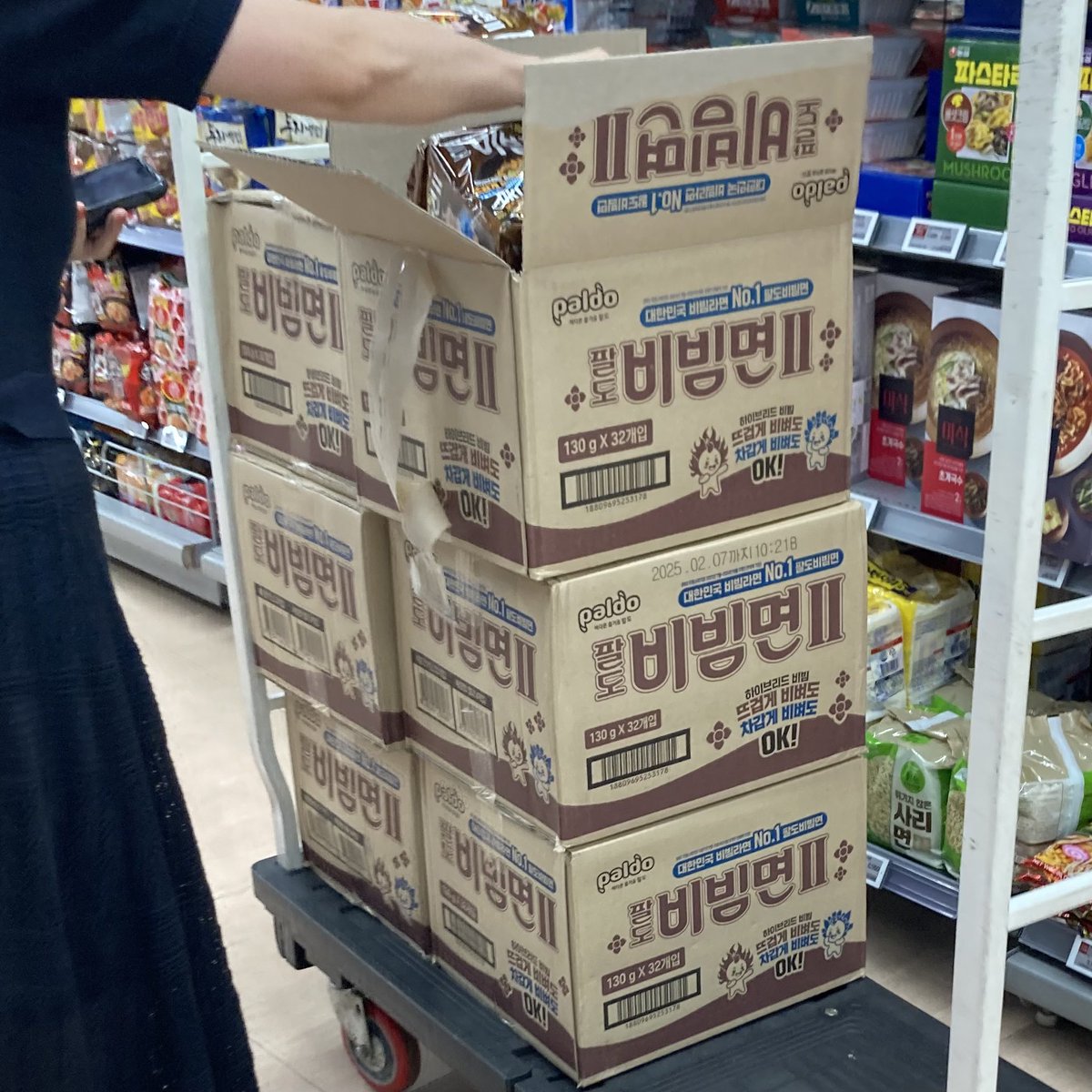 wooseok_tour's tweet image. 팔도비빔면2 후기
: 맵고 짠 재채기 맛

짜니까 소스 덜 넣어야 함
튀김류랑 잘 어울릴 것 같음

곁들임 메뉴 추천 : 군만두, 삼겹살, 족발, 대패, 소등심, 전, 튀김
사실 내가 좋아하는거 적은거임
좋아하는거랑 먹으면 됩니다 매우 짭니다 경고했어요 난
#변우석 #팔도비빔면