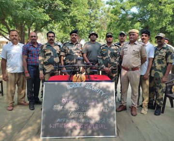 Sadhana_Singh99's tweet photo. #AlertBSF along Indo-Pak  international Border #Sriganganagar 

Recovered 1 Drone along with 2kg Narcotics 

#JaiHind #NaPakDrone #NeerajChopra #AmanSehrawat No. Twitter #Silver📷 https://t.co/3iL5EST6gc
