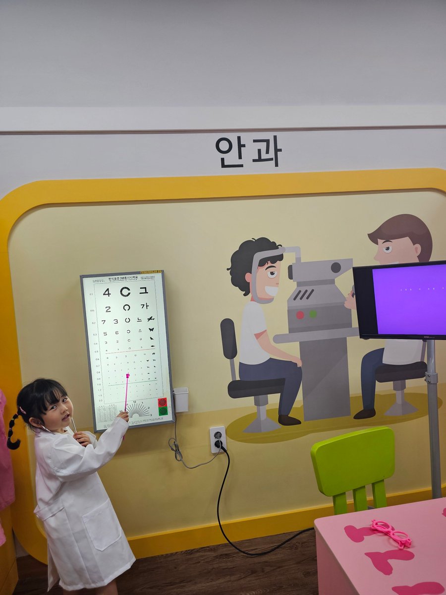 yoonseunghun90's tweet image. #유아교육진흥원
부모님들이 저마다 역할놀이 하면서 흐뭇하게 미소짓고 있었다. 애를 낳으면 현실적으로 힘든 부분도 있지만 인생에서 분명 표현하기 힘든 뿌듯하고 보람찬 부분도 있다.