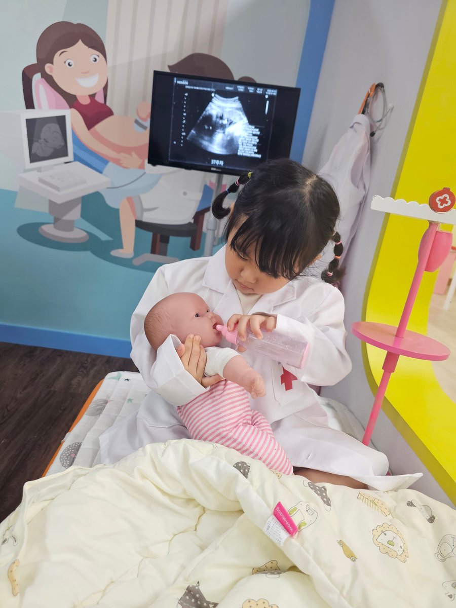 yoonseunghun90's tweet image. #유아교육진흥원
부모님들이 저마다 역할놀이 하면서 흐뭇하게 미소짓고 있었다. 애를 낳으면 현실적으로 힘든 부분도 있지만 인생에서 분명 표현하기 힘든 뿌듯하고 보람찬 부분도 있다.