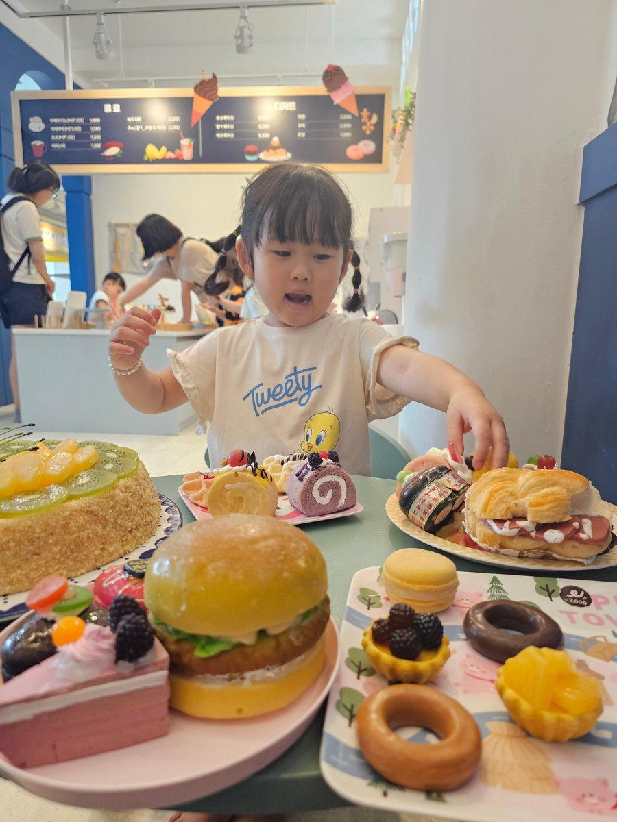 yoonseunghun90's tweet image. #유아교육진흥원
부모님들이 저마다 역할놀이 하면서 흐뭇하게 미소짓고 있었다. 애를 낳으면 현실적으로 힘든 부분도 있지만 인생에서 분명 표현하기 힘든 뿌듯하고 보람찬 부분도 있다.