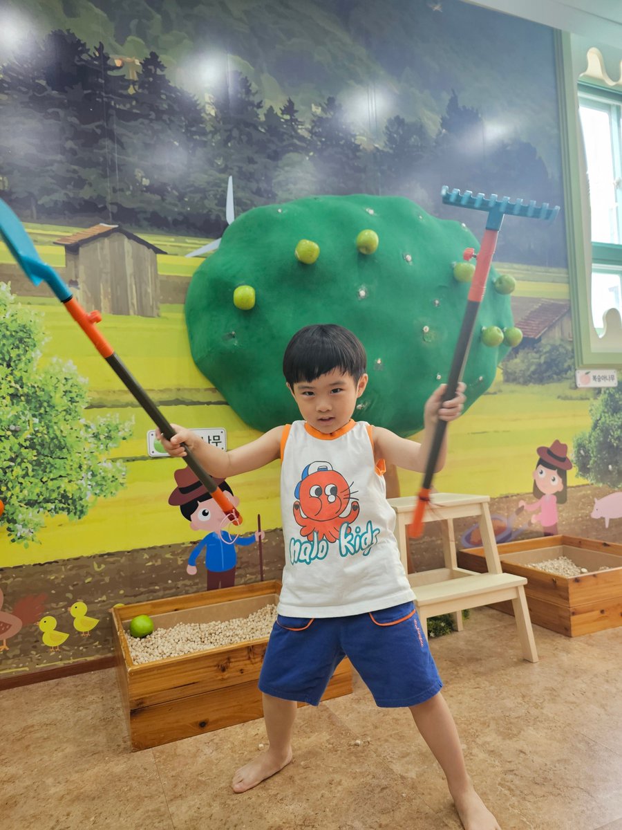 yoonseunghun90's tweet image. #유아교육진흥원
부모님들이 저마다 역할놀이 하면서 흐뭇하게 미소짓고 있었다. 애를 낳으면 현실적으로 힘든 부분도 있지만 인생에서 분명 표현하기 힘든 뿌듯하고 보람찬 부분도 있다.