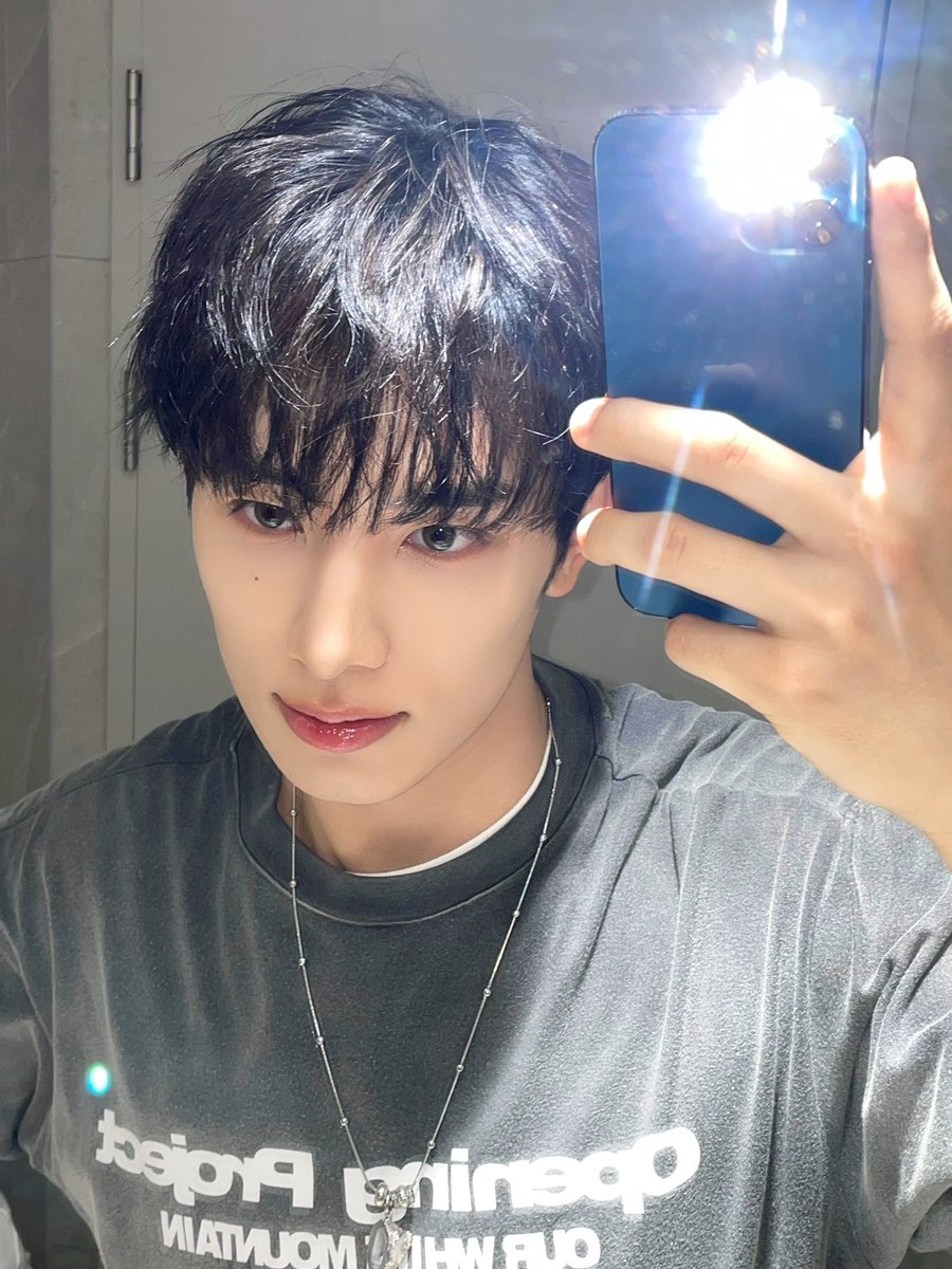 at_ALL_H_OURS's tweet photo. [#건호]
거울아 거울아 누가 제일 예쁘니?? 

#ALL_H_OURS #올아워즈 #オールアワーズ 
#KUNHO #건호 #ゴンホ https://t.co/pWMZ6QnVDD