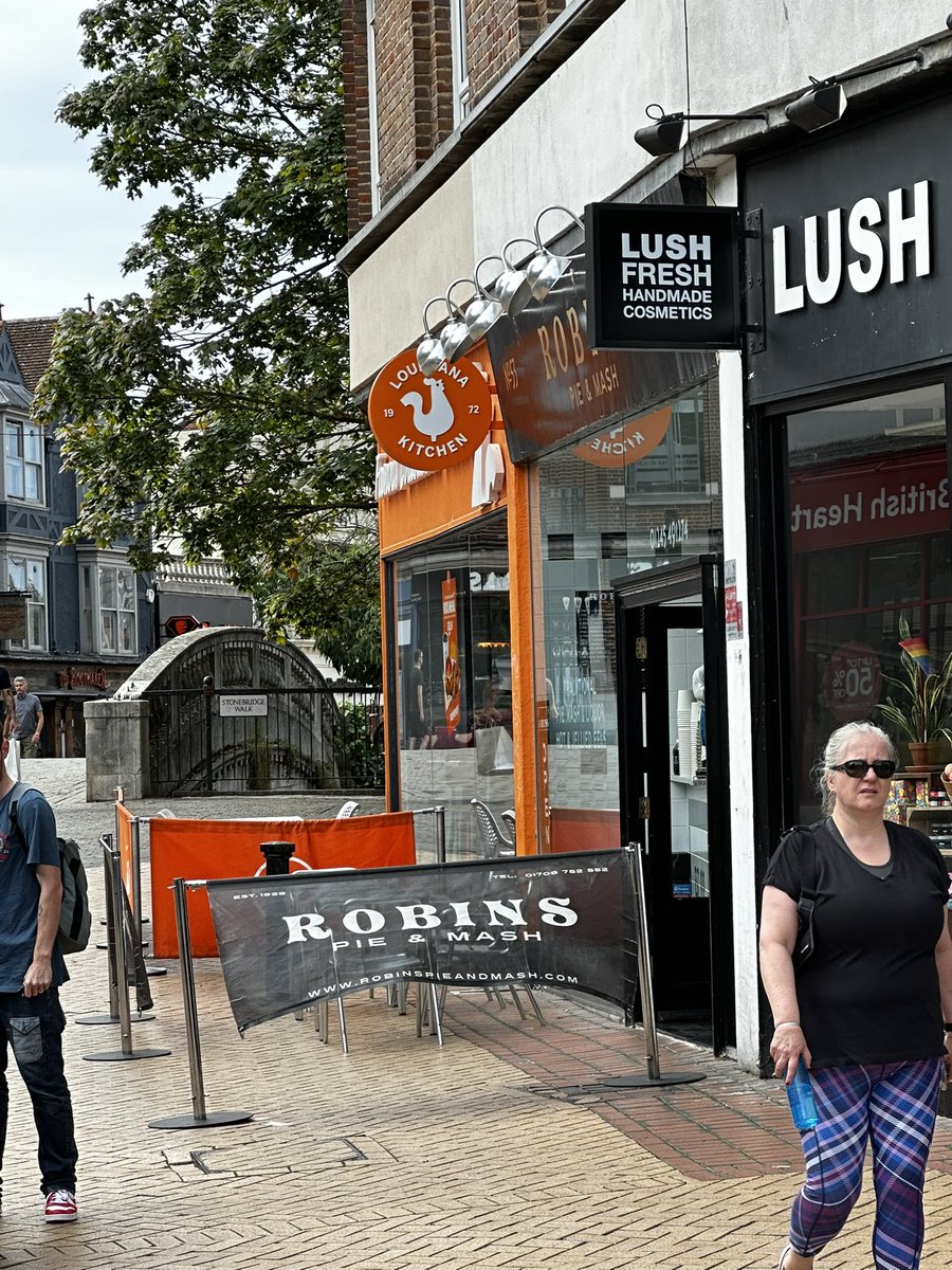 View from our Strongman arena set up on Chelmesford High St today… Perfect positioning for <a href="/robinspienmash/">Robins Pie 'N' Mash</a> 
Best in the business! 👊⚒️👊