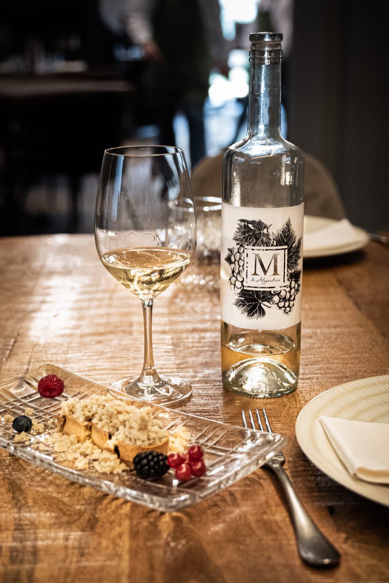 En el aperitivo, con el postre, de sobremesa, disfrutando del atardecer….. 
Nosotros te proponemos el vino, tú eliges el momento. 

M de Alejandría, un vino único que te sorprenderá. 
Vendimia 2023. 4400 botellas

#MdeAlejandria 
#MoscateldeAlejandria 
#Teulada #TeuladaMoraira