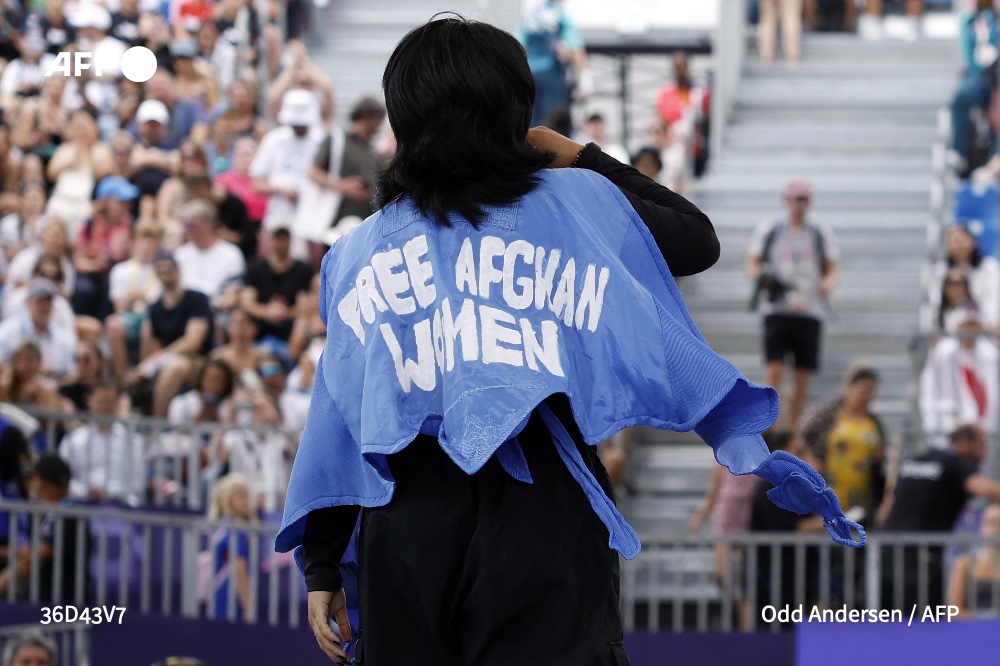 #Paris2024 Breakdance : membre de l'équipe des réfugiés aux JO, la Bgirl afghane Manizha Talash a été disqualifiée après avoir dévoilé sur scène une cape portant l'inscription "Libérez les femmes afghanes", a appris l'#AFP auprès de la fédération internationale de danse sportive